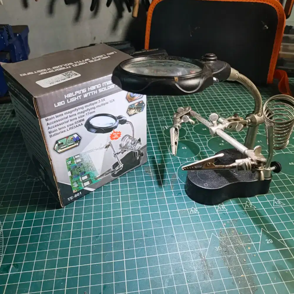 Holder dudukan solder dengan kaca pembesar dan lampu