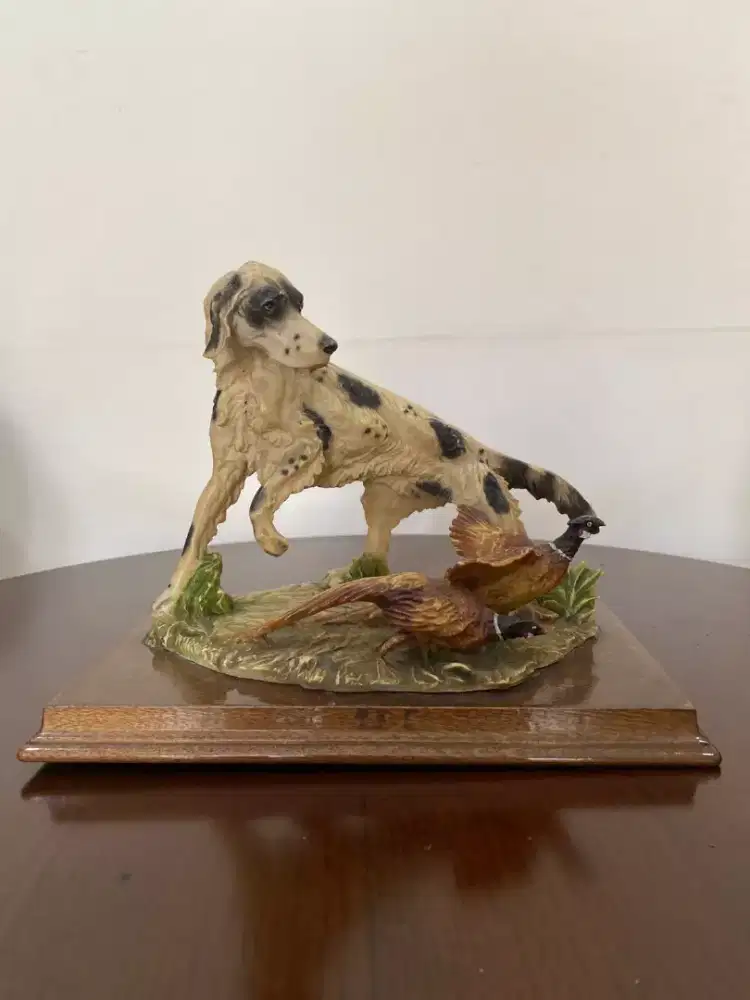 Patung Anjing Pemburu + Burung Pheasant (Dekor Vintage di Base Kayu)