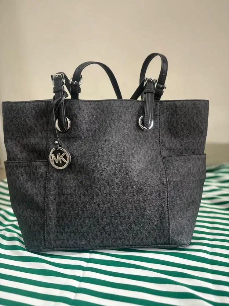 Preloved tas MK black signature