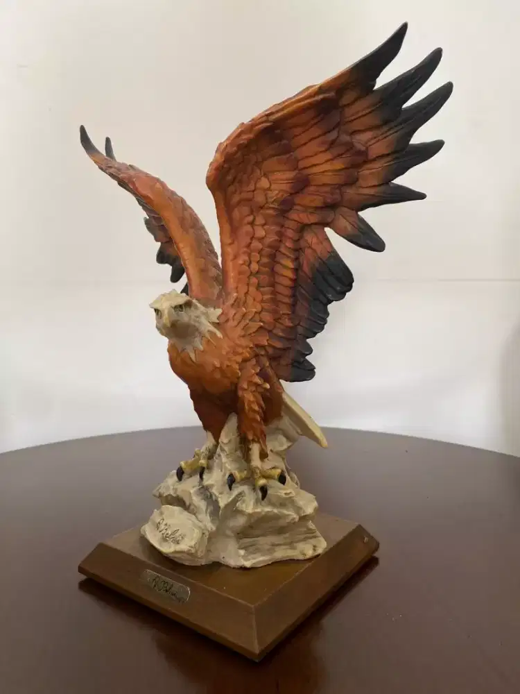 Patung Elang Sayap Terbuka - Signed D. Belcari + Base