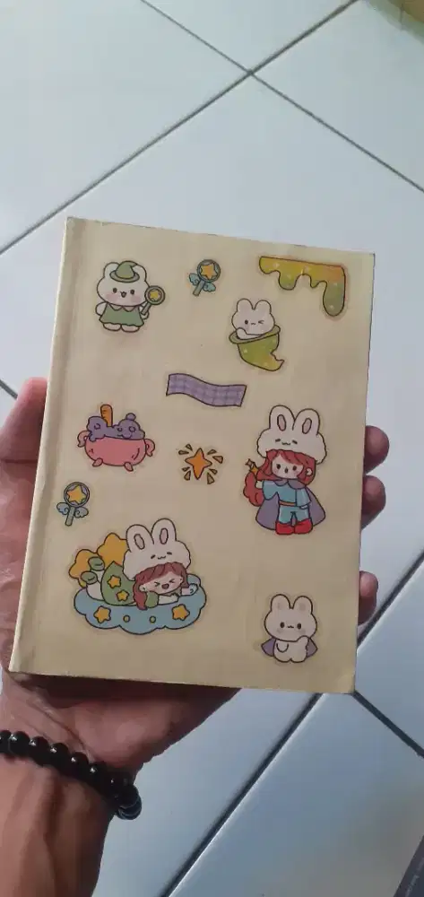 Set album koleksi perangko bekas