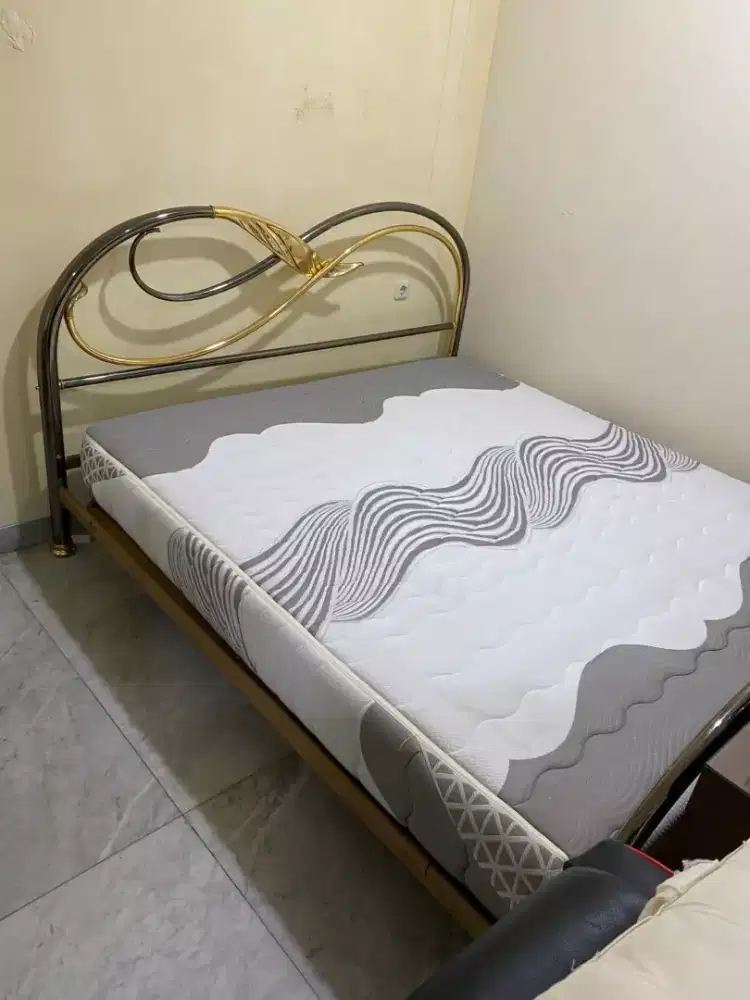 1 Set Ranjang, Meja Samping + Meja Rias