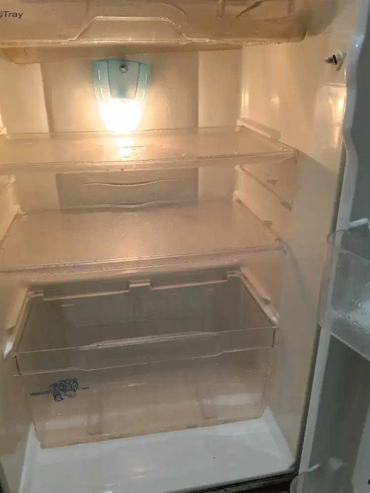 Lemari sharp 1 pintu, kondisi dingin dan beku