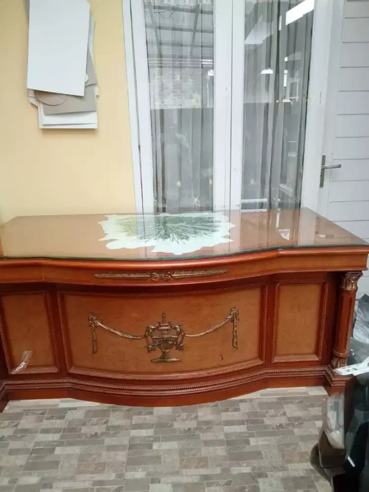 Meja kasir dan etalase