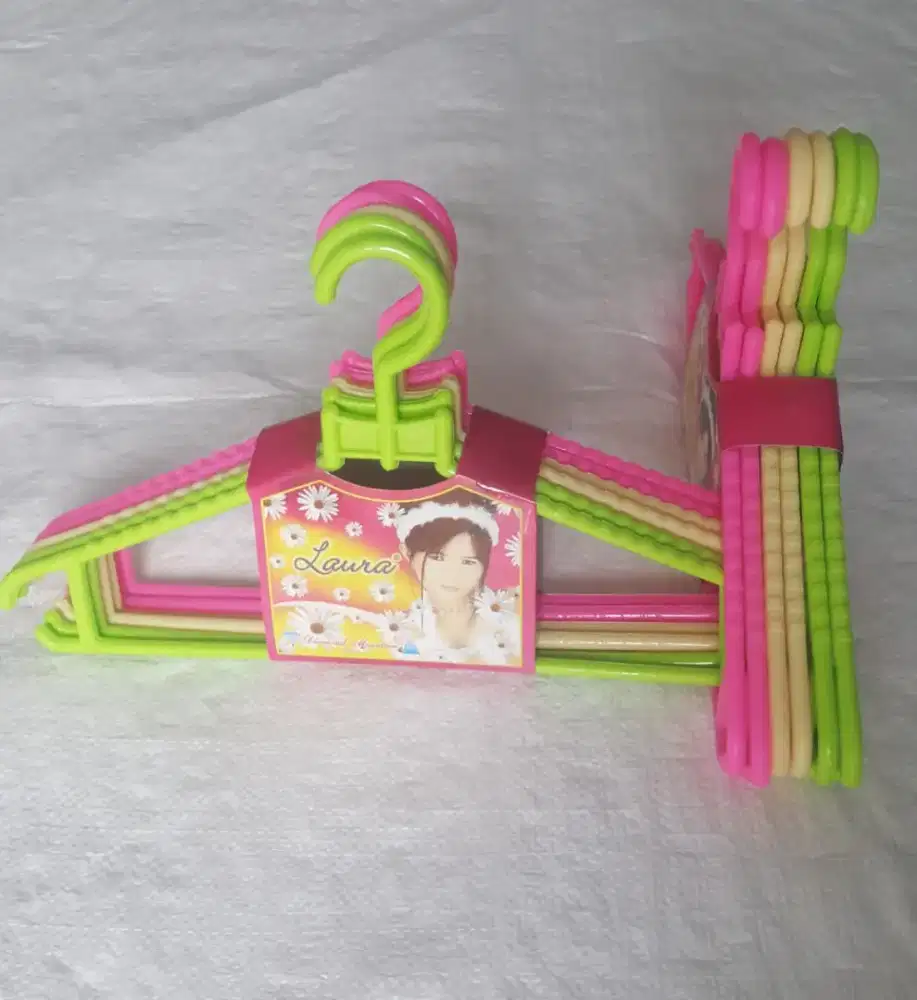 Hanger plastik merk laura