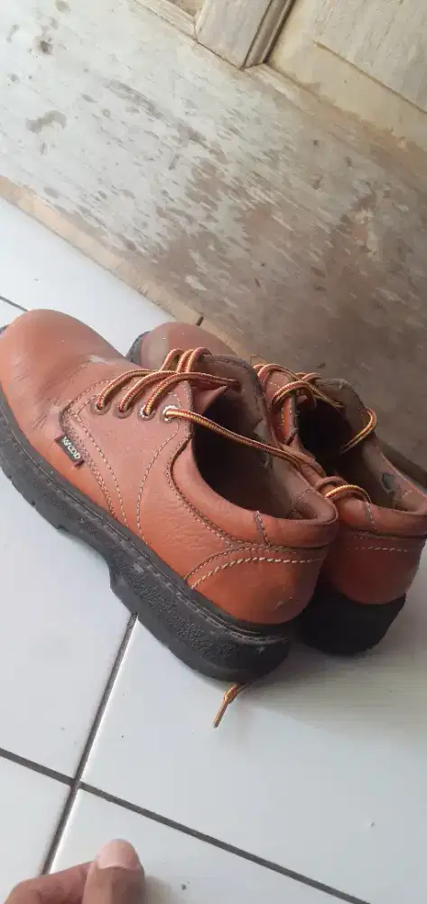 Sepatu kulit pria ukuran 41