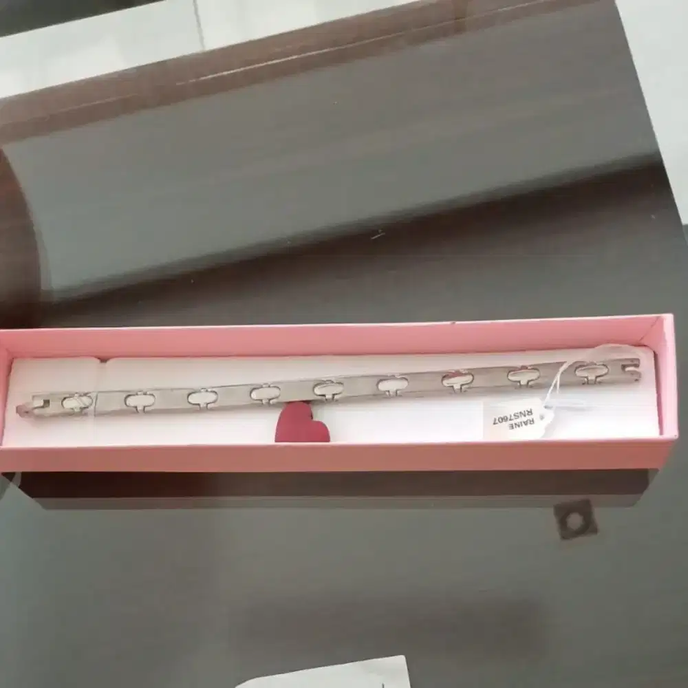 Gelang kesehatan titanium