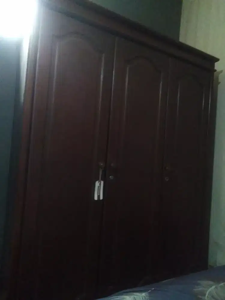 Lemari kayu layak pakai