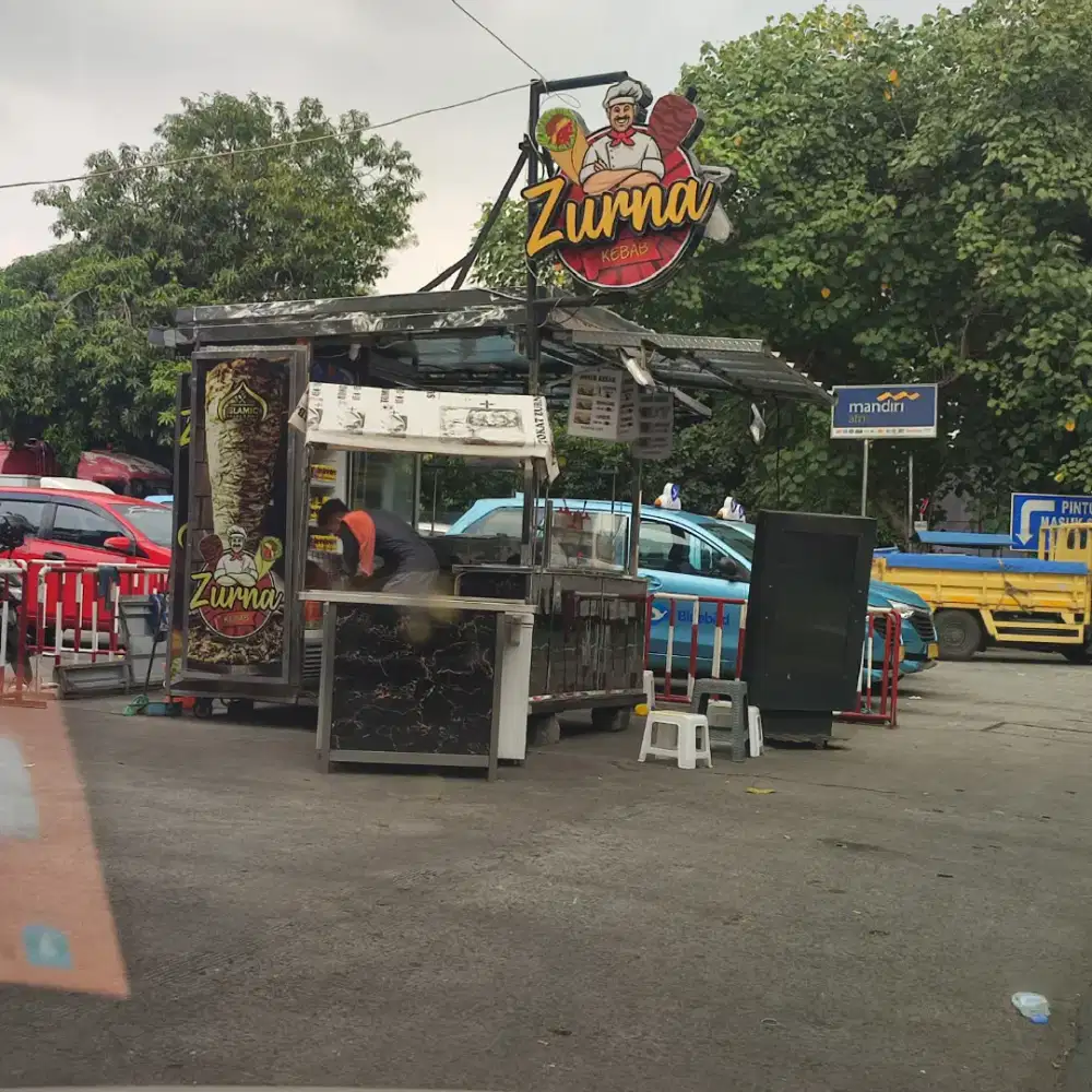 Perempuan jaga booth. Baca deskripsi