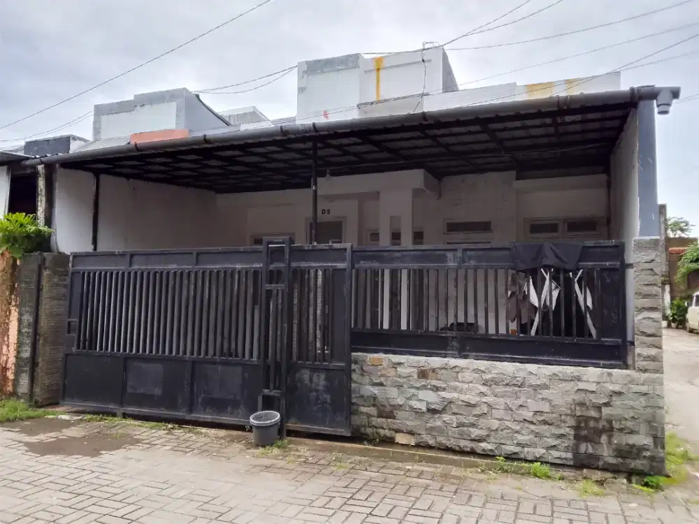 Dijual rumah cepat karena mau pindah, lokasi strategis sudut pertigaan