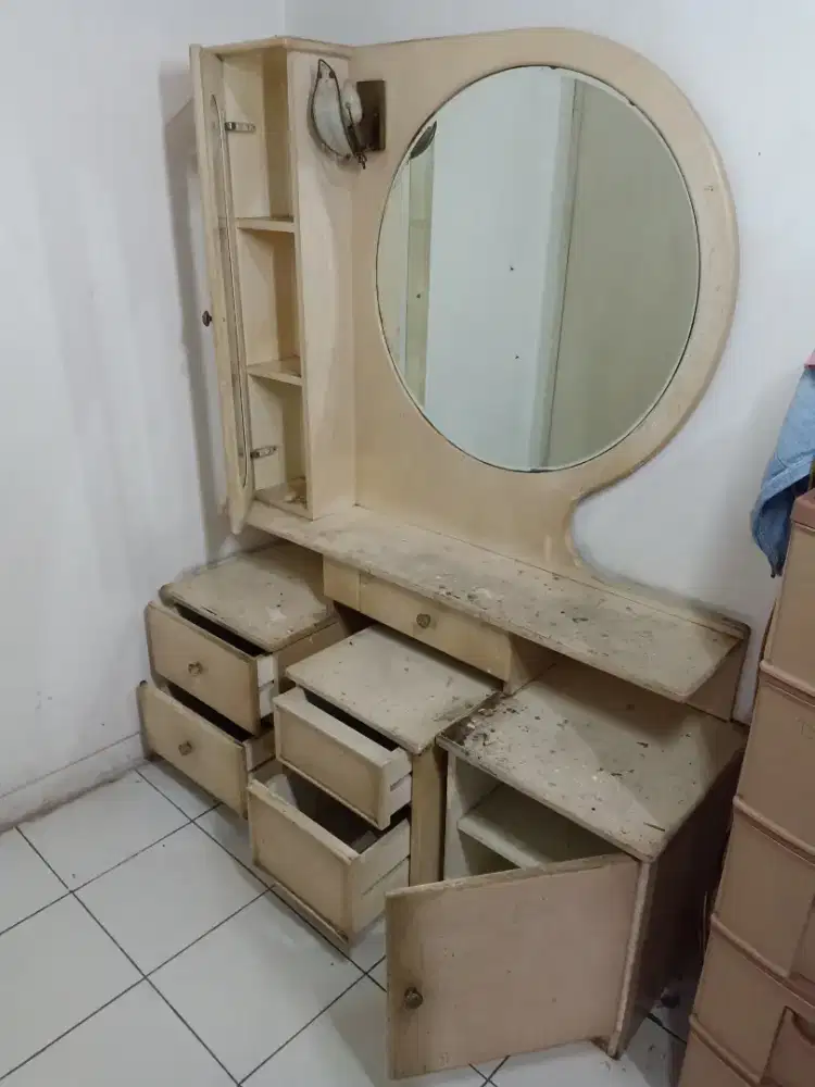 Meja rias kayu solid kaca tebal ada minus