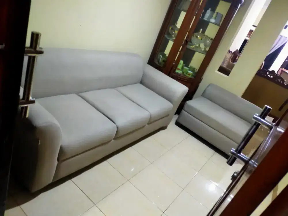 Satu set sofa leter L
