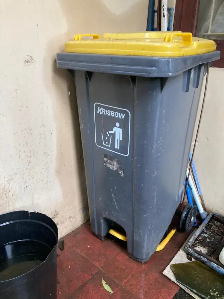 Tempat Sampah Besar