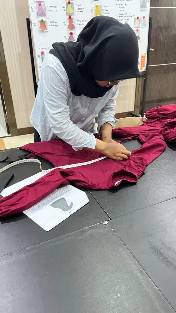 Finishing garment (buang benang,lipet,gosok)
