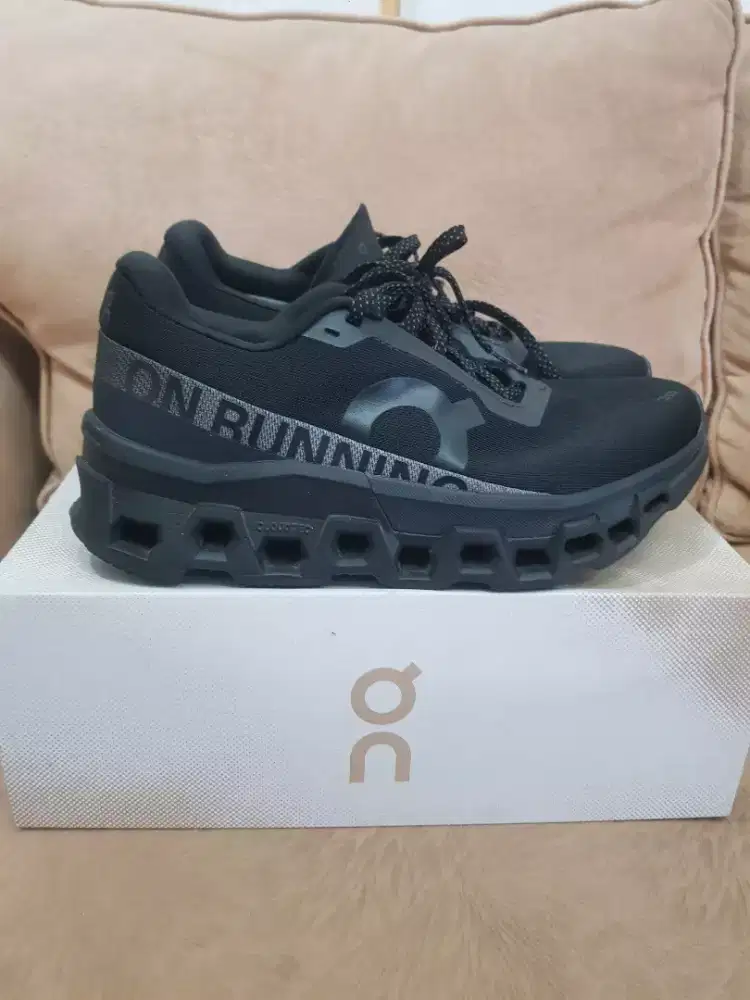 Preloved - Sepatu On Cloud Running