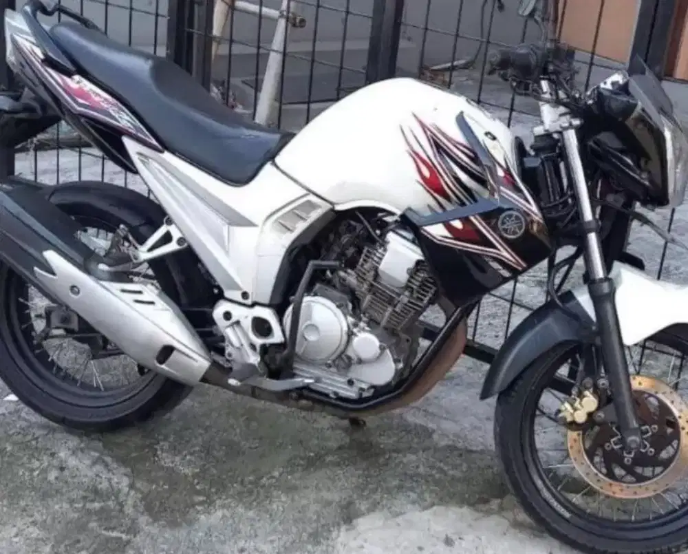 Scorpio putih hitam mesin sehat