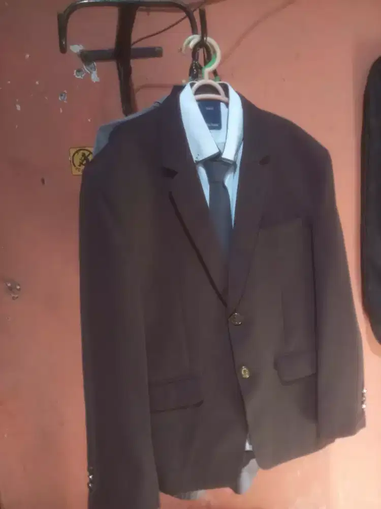 Dijual jas pria size L warna coklat bikin pesan habis 500