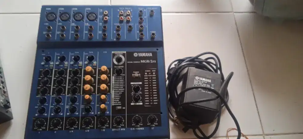 Yamaha MG8/2FX mixing console blue