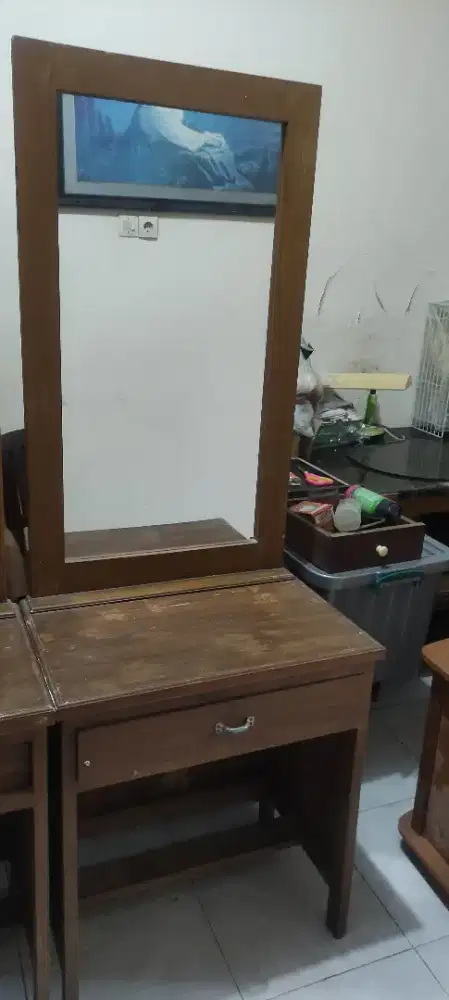 Lemari rias kayu