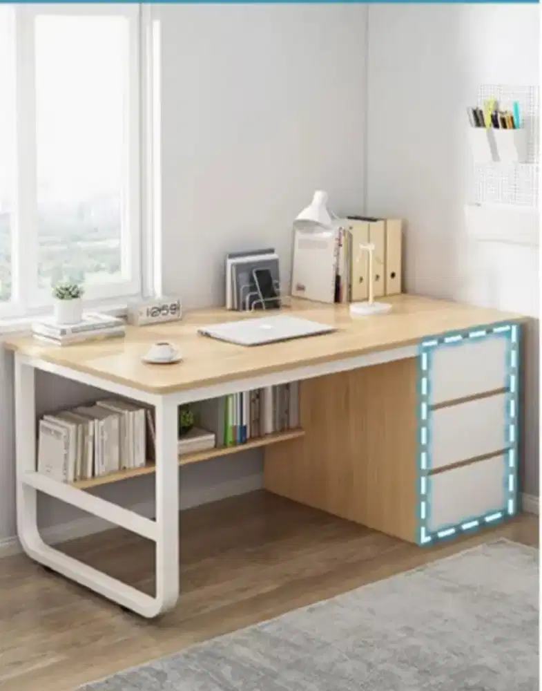 Meja kerja warna cream