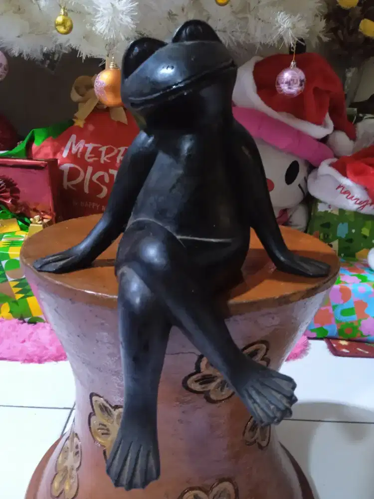 Patung kodok dari perunggu