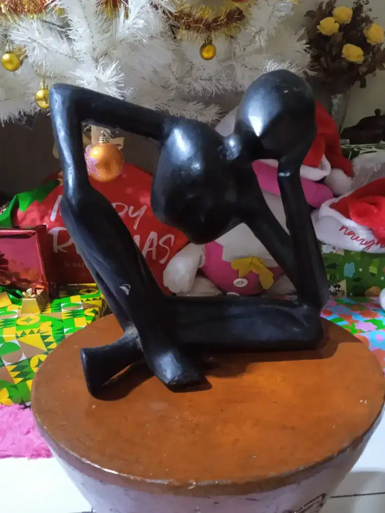 Patung orang sedang santai