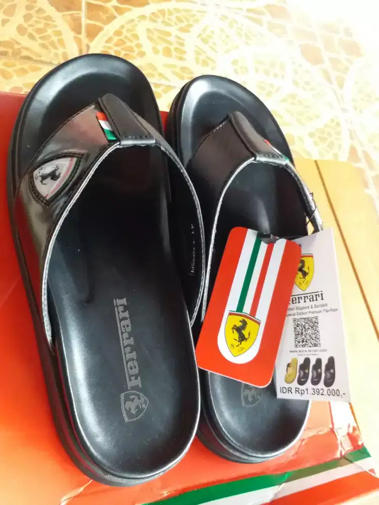 Sandal Ferrari original size 41, tag harga 1,4jt