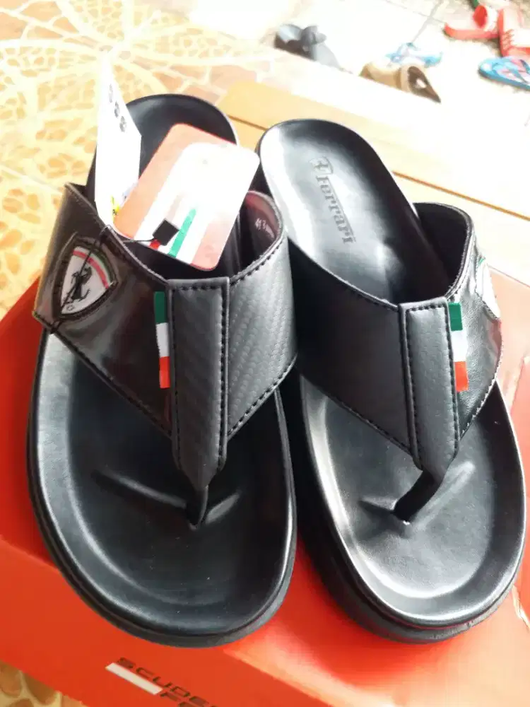 Sandal Ferrari original size 41, tag harga 1,4jt
