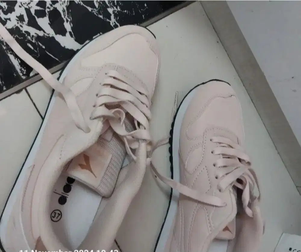 Sepatu wanita diadora