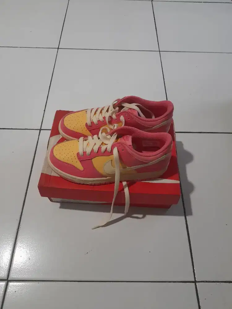 Sepatu NIKE Dunk low (GS) strawberry peach