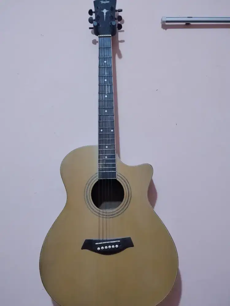 Gitar Taylor Customan