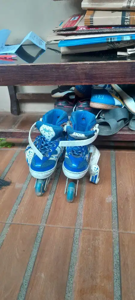Jual sepatu roda warna biru gak bisa jauh-jauh