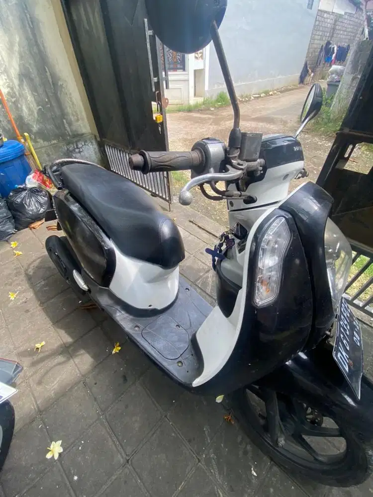 Scoopy hitam 2016
