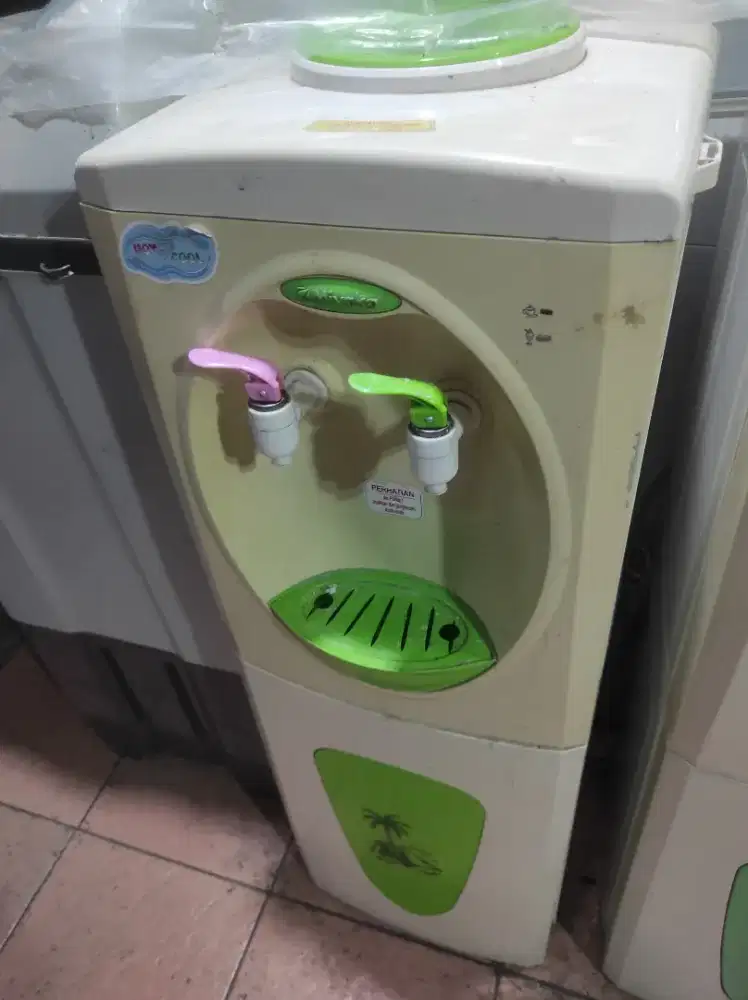 Dispenser galon atas Miyako panas dan dingin normal semua