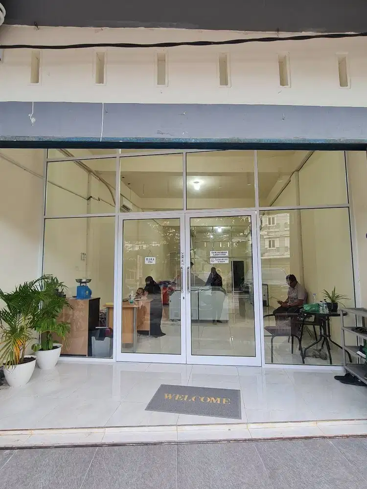 Disewakan ruko 1 pintu full keramik, 3 lantai, sudah ada pembatas kaca