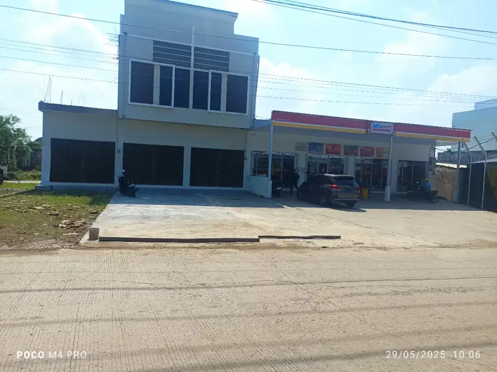Ruko di jual posisi pinggir  tanah luas