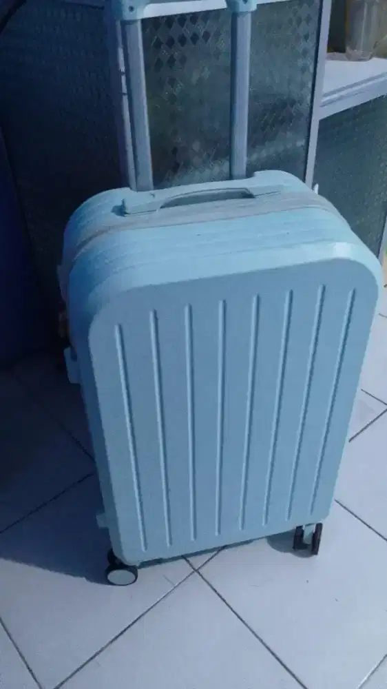 Dijual dari pada ga di pake koper nya