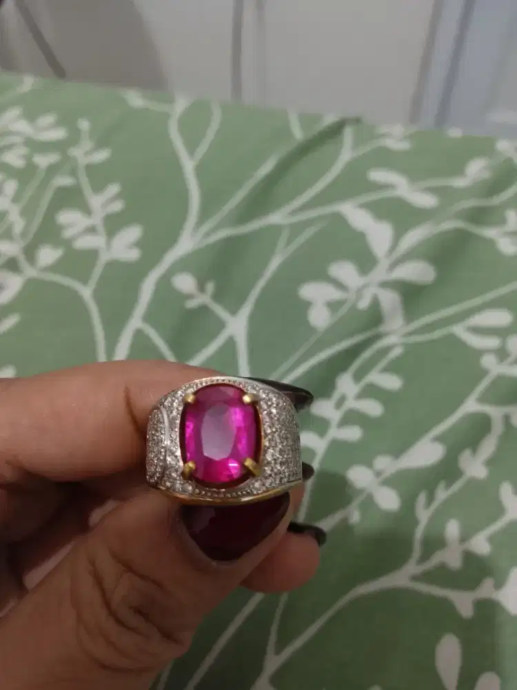 Dijual cincin Ruby dengan ikatan berlian asli