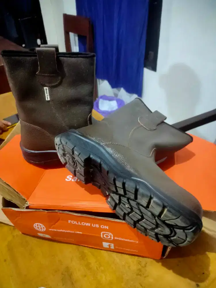 JUAL SEPATU SAFETY MASIH BARU, BELUM.PERNAH DIPAKAI