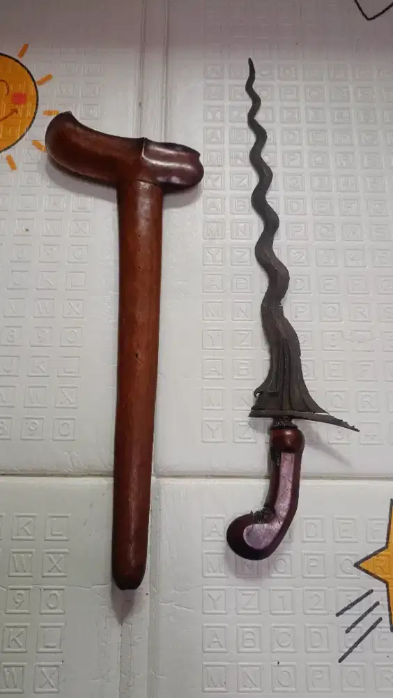Keris sangkelat Luk 13 sepuh lawasan