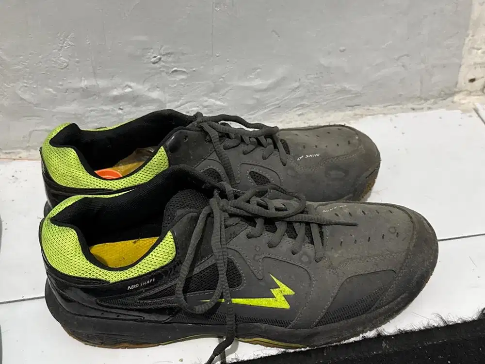 2 SEPATU BEKAS (BUCHERI & EAGLE)