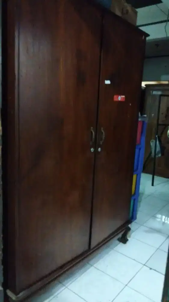 Lemari jati kokoh minus