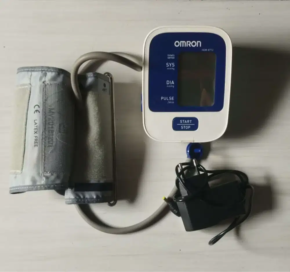 Alat Pengukur Tensi OMRON HEM 8712