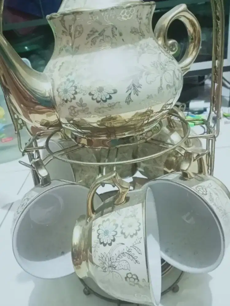 Satu set teko keramik warna kuning coklat