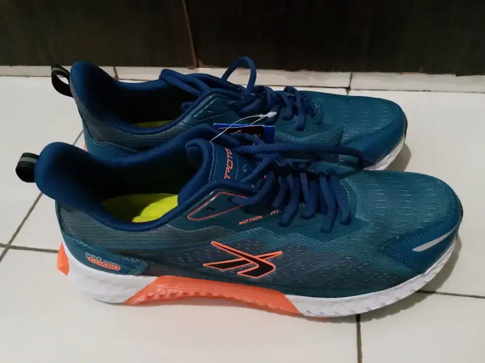 Sepatu lari merk spotec