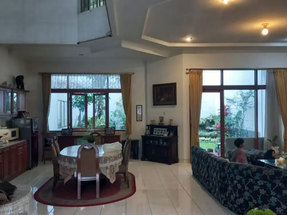 RUMAH DUA LANTAI CIPAKU