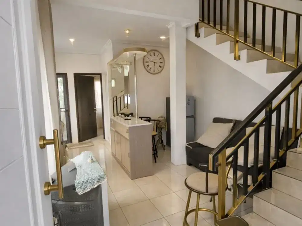 DISEWA RUMAH BULANAN 2 LANTAI FULL FURNISH SIAP HUNI STRATEGIS SENTUL CITY