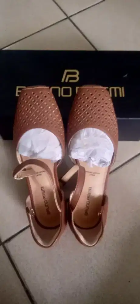 Jual butuh sepatu perempuan ukuran 37