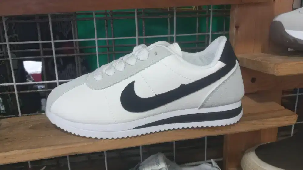 Fhasion nike hitam putih