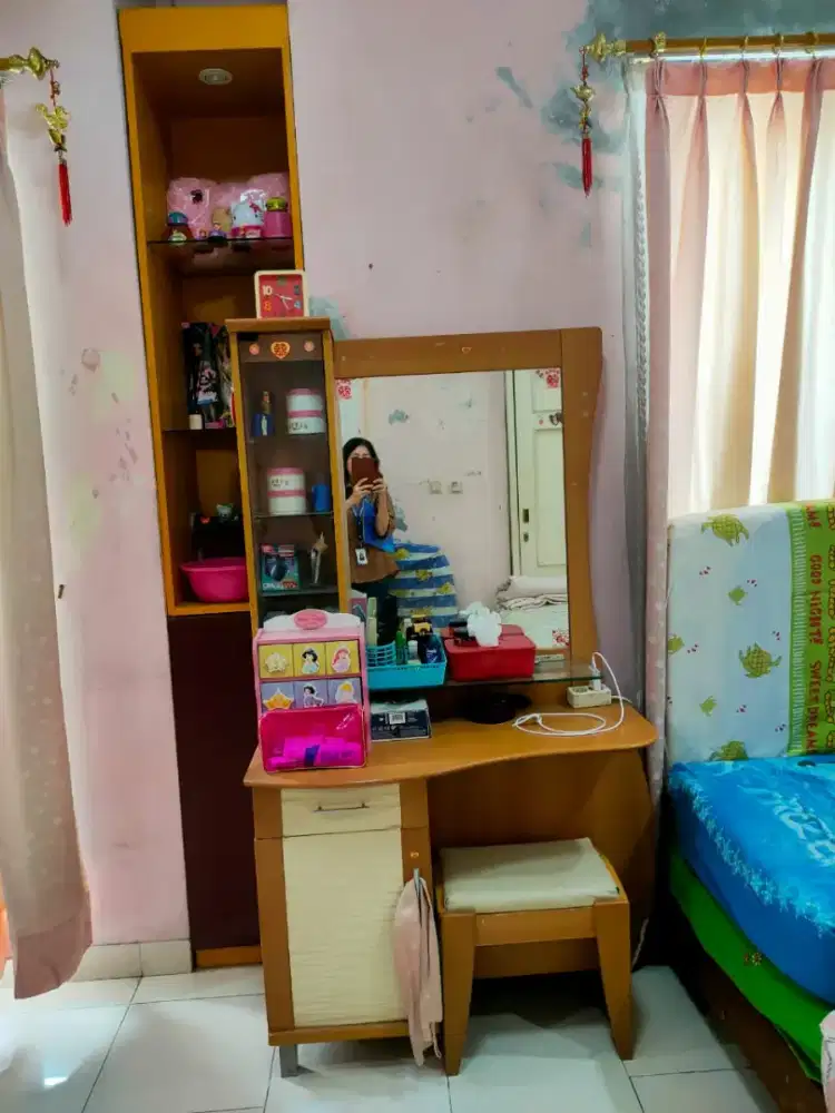 Lemari baju dan meja rias